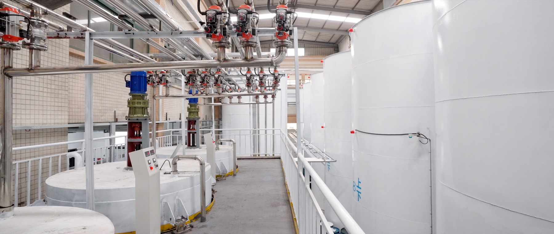 Lubricant blending tanks